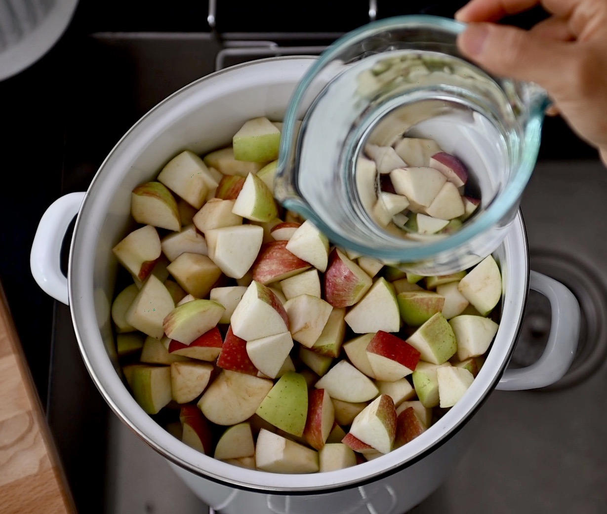 add water to chopped apples